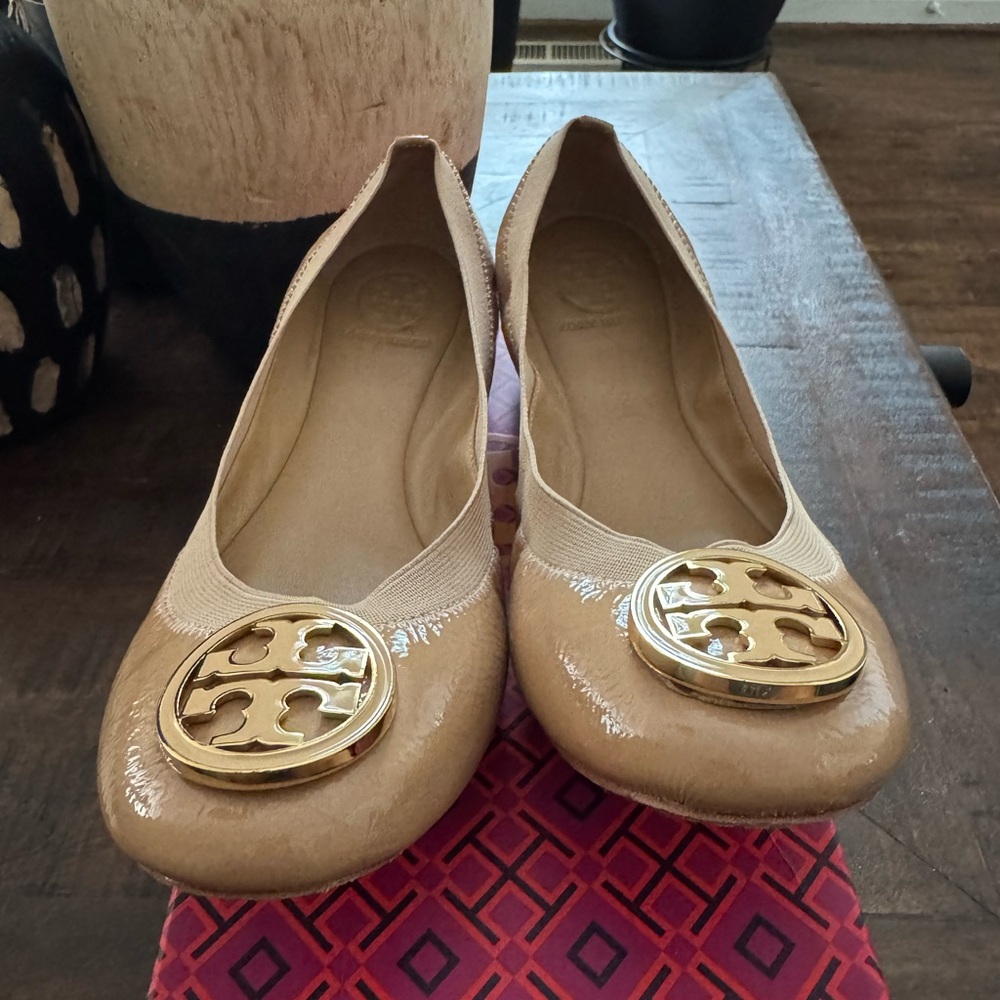 EUC Tory Burch Caroline 2 Ballet Flats Napa Leather Elastic Sand size 8.5